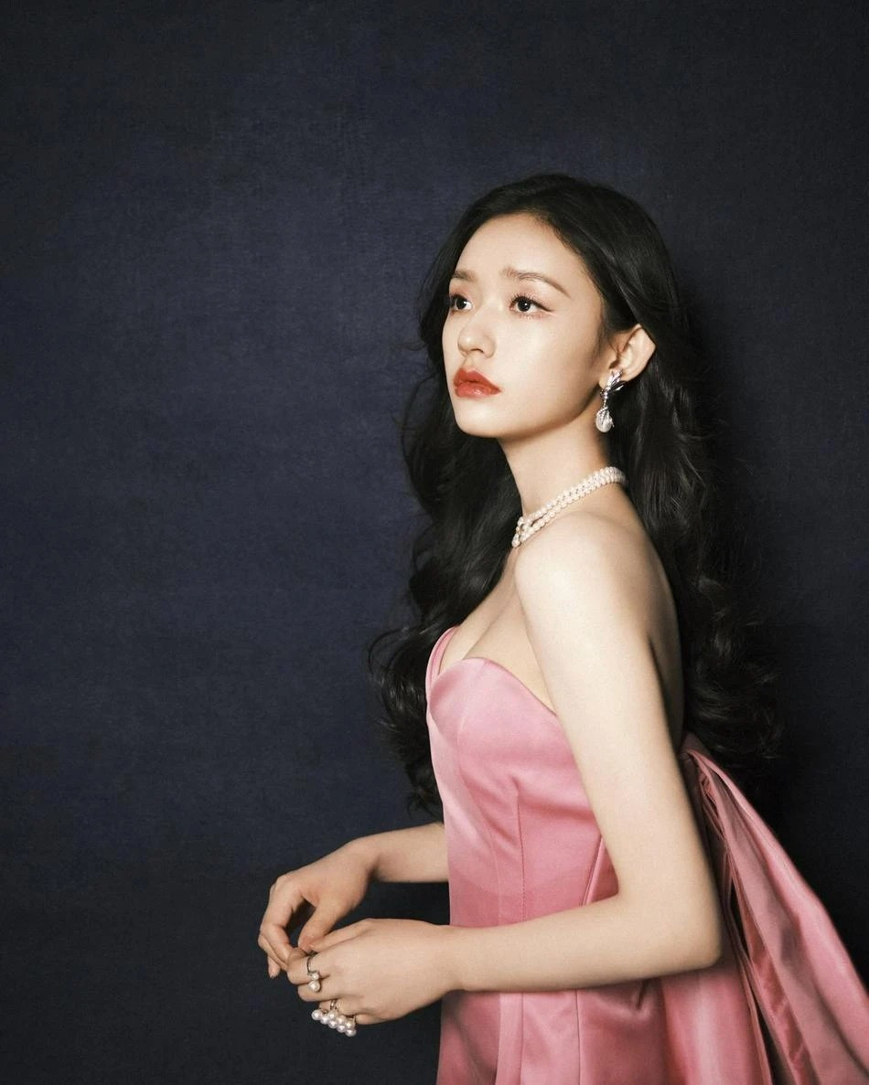 Bóng hồng của Châu Tinh Trì từng vướng không ít thị phi trong quá khứ nhưng những điều này không ảnh hưởng nhiều đến sự nổi tiếng của người đẹp sinh năm 96. Đến hiện tại Lâm Duẫn vẫn đang là mỹ nhân đắt show quảng cáo và chụp hình thời trang. Nói về gu thời trang, chân dài rất thích những kiểu váy cúp ngực tôn lên vòng 1 đẫy đà, quyến rũ. Cô cũng là cái tên xuất hiện trong nhiều tạp chí thời trang. Ngoài sự nổi tiếng thì chính gương mặt đẹp, làn da trắng sứ cùng vóc dáng thon gọn là điều khiến nữ nghệ sĩ biến hóa xuất sắc trong từng shoot hình.