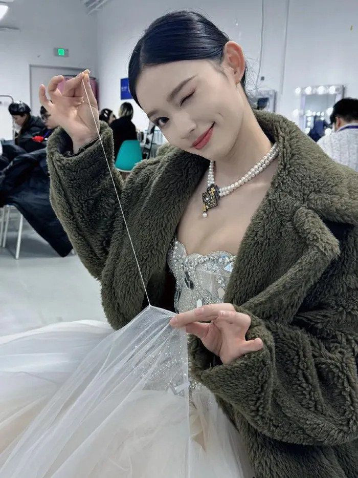 Song trong những khoảnh khắc hậu trường, khán giả thấy rõ trang phục đã bị rách.