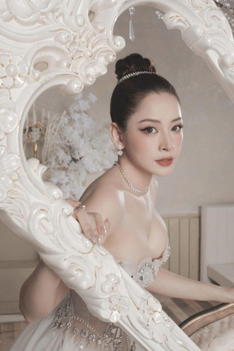 Bộ cánh tôn làn da trắng cùng đôi gò bồng đảo của người đẹp Việt Nam.