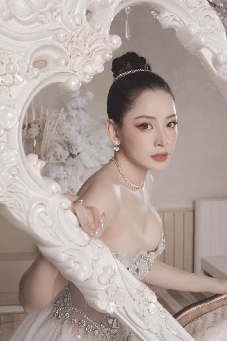 Bộ cánh tôn làn da trắng cùng đôi gò bồng đảo của người đẹp Việt Nam.