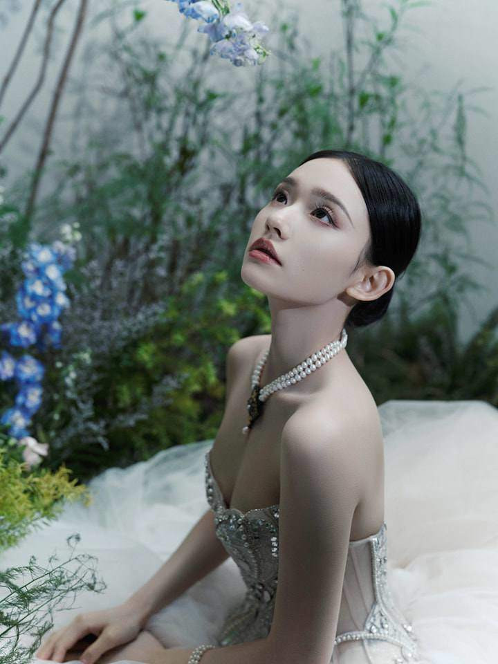 So kè về nhan sắc và độ gợi cảm, nữ nghệ sĩ Cbiz và Chi Pu chẳng hề kém cạnh nhau, cả hai đều toát lên vẻ thoát tục, cuốn hút rất riêng. Song ở những hình ảnh được chia sẻ sau đó, dễ dàng nhận ra Lâm Duẫn trong hậu trường đã gặp sự cố với phần tùng váy bềnh bồng. Cụ thể những lớp vải voan rất đẹp đó đã vô tình bị rách khiến cô nàng phải tự mình may lại, thậm chí trong một khoảnh khắc ngoài thảm đỏ, dấu hiệu trang phục bị hỏng lộ ra rõ rệt.