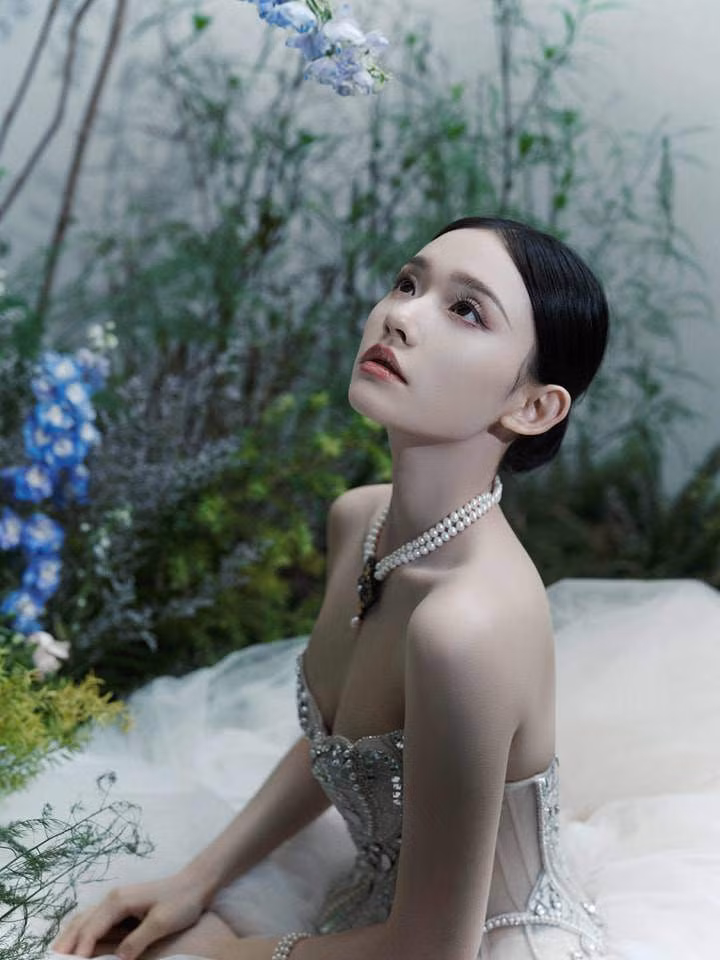 So kè về nhan sắc và độ gợi cảm, nữ nghệ sĩ Cbiz và Chi Pu chẳng hề kém cạnh nhau, cả hai đều toát lên vẻ thoát tục, cuốn hút rất riêng. Song ở những hình ảnh được chia sẻ sau đó, dễ dàng nhận ra Lâm Duẫn trong hậu trường đã gặp sự cố với phần tùng váy bềnh bồng. Cụ thể những lớp vải voan rất đẹp đó đã vô tình bị rách khiến cô nàng phải tự mình may lại, thậm chí trong một khoảnh khắc ngoài thảm đỏ, dấu hiệu trang phục bị hỏng lộ ra rõ rệt.