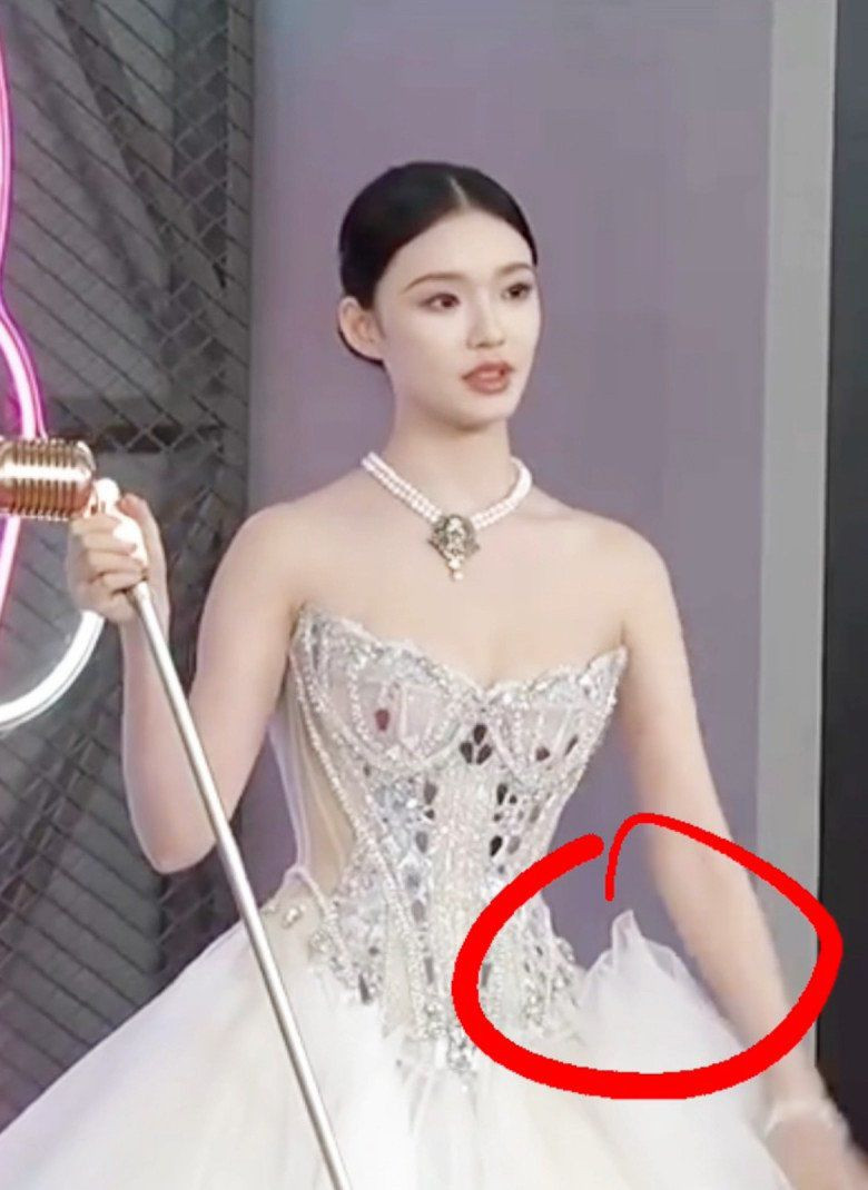 Phần tùng vải sử dụng chất liệu voan mong manh bị bung ngay điểm nối corset lộ ra khá rõ.