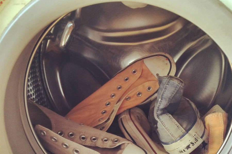 Meo giat sach giay bang may giat don gian, nhanh kho