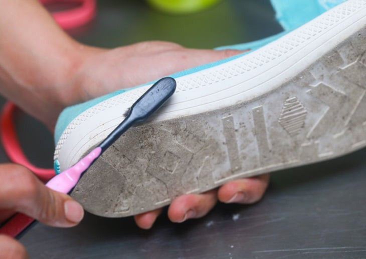 Meo giat sach giay bang may giat don gian, nhanh kho-Hinh-2