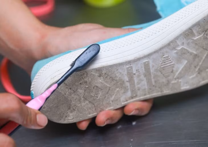 Meo giat sach giay bang may giat don gian, nhanh kho-Hinh-2