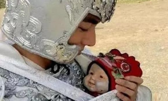 Một cảnh quay phim cổ trang "Võ thần Triệu Tử Long" khi Triệu Vân (Lâm Canh Tân đóng) cứu A Đẩu con của Lưu Bị, cho thấy em bé thực chất chỉ là một búp bê. Nếu máy quay không zoom vào cận cảnh sẽ không bị phát hiện ra lỗi hài hước này.