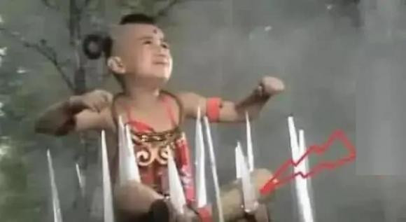 Bạn còn nhớ nhân vật Hồng Hài Nhi đã bị thu phục như thế nào trong "Tây Du Ký" phiên bản 1986 không? Ai bảo anh ta nghịch ngợm như vậy, nhất quyết ngồi trên tòa sen của Quán Âm? Khi còn nhỏ, nhiều người nghĩ cảnh Hồng Hài Nhi bị Quan Âm khống chế bằng bàn chông nhọn khá đáng sợ. Khi trưởng thành, họ chỉ số IQ của mình bị xúc phạm bởi vì nếu nhìn kỹ hơn, bạn sẽ thấy rằng những chiếc chông nhọn này được gắn trực tiếp bằng băng dính.