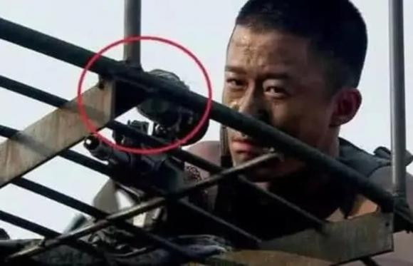 Trong một bộ phim truyền hình mà Ngô Kinh đóng thuở mới vào nghề, có một pha lừa khán giả rõ ràng. Nhân vật của Ngô Kinh lúc đó đang sử dụng súng ngắm bắn tỉa từ xa, nhưng lại quên mở ống nhòm. Một số khán giả tinh mắt khá thắc mắc rằng không biết sao nam ngắm bắn kiểu gì? Nhưng dù có quên mở nắp của ống nhòm ngắm bắn, Ngô Kinh vẫn hạ gục được mục tiêu ở khoảng cách xa. Nếu là lỗi thì Ngô Kinh vẫn được tha thứ khi cuối cùng đã hạ được đổi thủ, và người xem hoàn toàn bị thán phục trước tài thiện xạ này của anh.