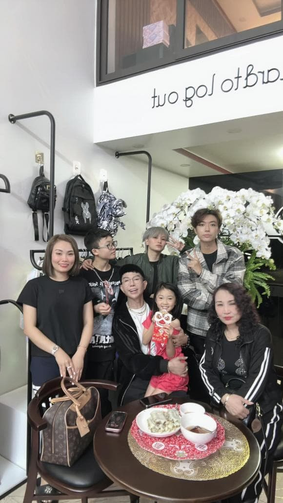 Long Nhat khoe len chuc ong ngoai khi moi ngoai 50 tuoi-Hinh-4