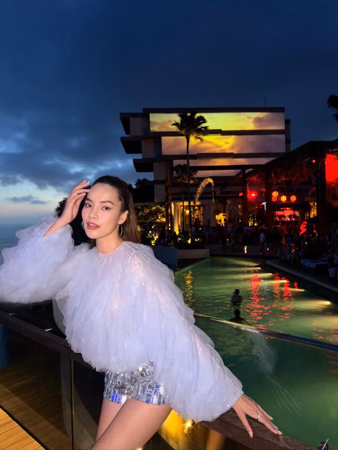 Hoa hậu Lê Hoàng Phương và bạn bè thân thiết có kỳ nghỉ lễ tại Bali. Người đẹp diện trang phục độc đáo khi đi chơi đêm.