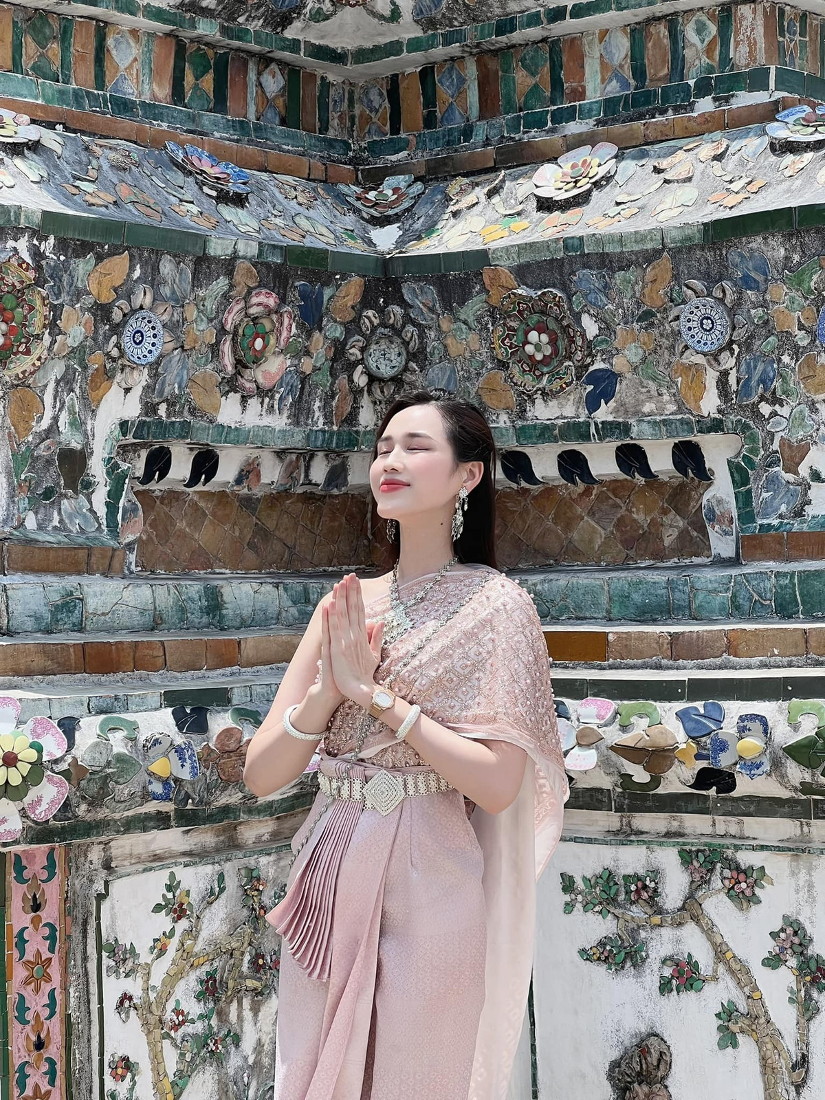 Sau khi có mặt ở Thái Lan, Hoa hậu Việt Nam 2020 cùng bạn bè đã đi tham quan các danh lam thắng cảnh nổi tiếng ở thủ đô Bangkok. Đỗ Thị Hà mặc trang phục của con gái Thái, đi thăm đền chùa.