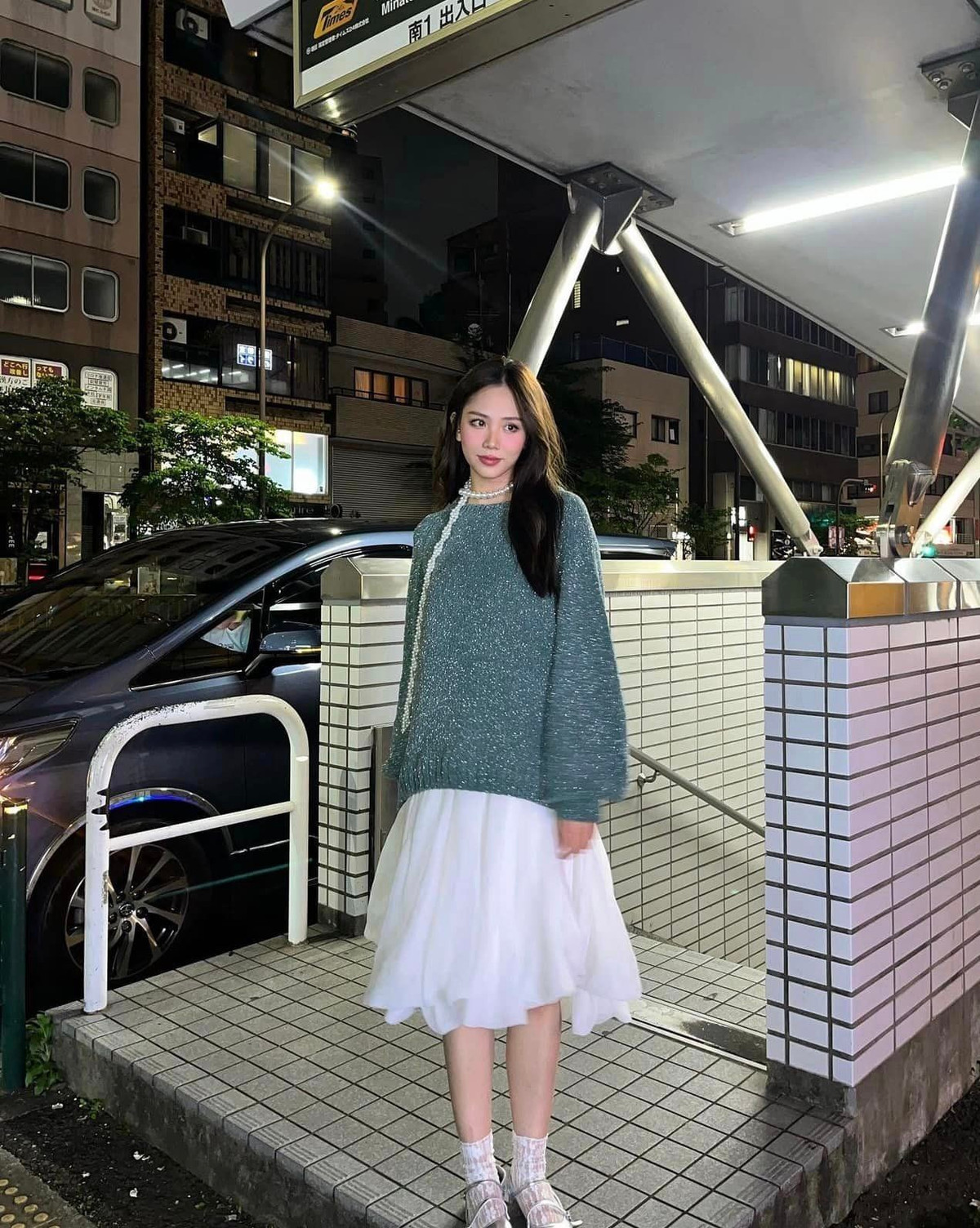 Hoa hậu Mai Phương cùng bạn bè có chuyến du lịch Nhật Bản trong dịp 30/4. Người đẹp diện trang phục như nữ sinh.