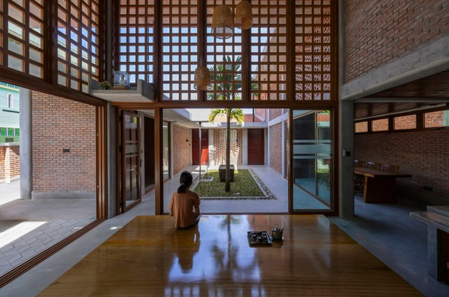 Chiem nguong ve dep binh di cua nha gach moc-Hinh-9