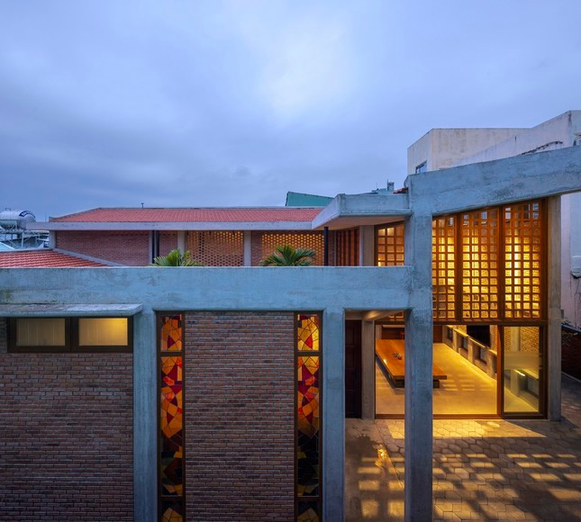 Chiem nguong ve dep binh di cua nha gach moc-Hinh-16