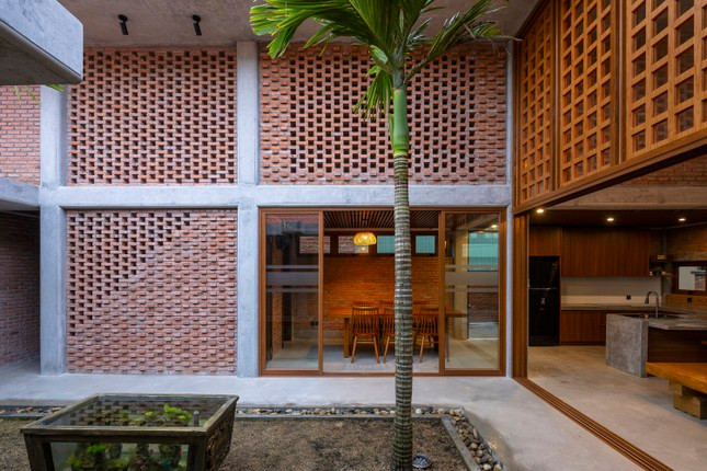 Chiem nguong ve dep binh di cua nha gach moc-Hinh-5