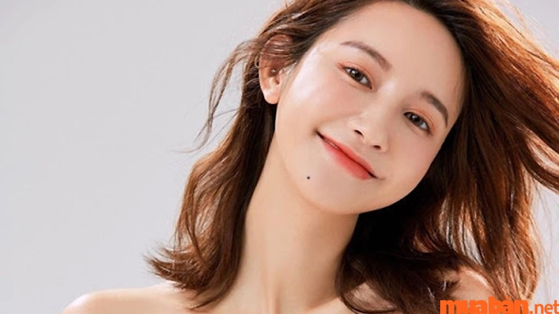 Có nốt ruồi ở bên dưới cằm trái là dấu hiệu cho thấy người phụ nữ đó sớm muộn cũng sẽ được sống trong cảnh giàu sang vinh hoa phú quý, tài lộc suốt một đời, tiền tiêu không hết. Đàn ông lấy được người phụ nữ có tướng mạo kiểu này quả thật có phúc.