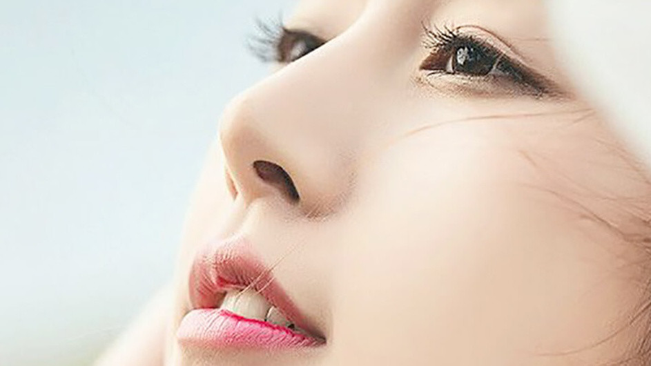 Lông mày lá liễu, da dẻ mịn màng, huyệt thái dương săn chắc, không có dấu hiệu của sẹo hay đường kẻ mờ nào thì chắc hẳn cô gái đó có cuộc sống gia đình hạnh phúc, êm ả, đời sống vợ chồng tình cảm.