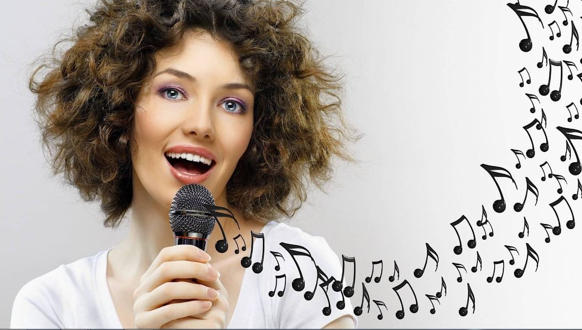  6. Giọng nói thanh cao: Giọng nói có liên quan rất nhiều đến tâm hồn của người phụ nữ. Những người con gái có chất giọng thanh cao bao giờ cũng tinh tế, nhỏ nhẹ và cư xử chín chắn. Càng lớn tuổi, họ sẽ càng giúp ích được nhiều cho chồng trong việc phát triển sự nghiệp và nhẹ nhàng đưa ra những lời khuyên hữu ích khi cần thiết.