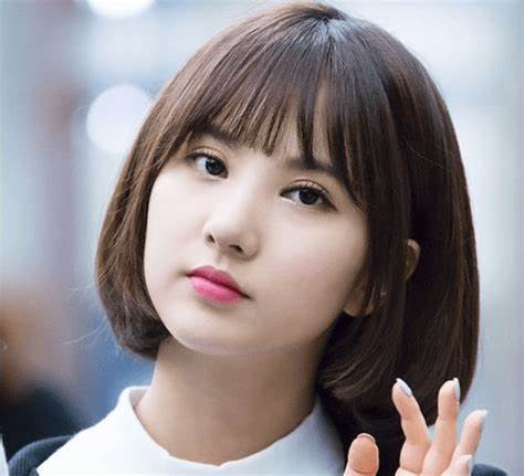 Đặc điểm này kết hợp với khuôn miệng đầy đặn và đôi môi đỏ, chứng tỏ phụ nữ thuộc dạng người thông minh, có năng lực, diện mạo vượng phu ích tử, thường thăng hoa trong tình yêu và hôn nhân.