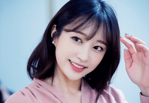  Đôi lông mày dài mảnh và cặp môi có độ dày bằng nhau là đặc điểm chứng tỏ họ rất giỏi về giao tiếp. Phụ nữ có nét tướng mạo này rất dễ được lòng nam giới, hợp làm kinh doanh, dạng ăn chắc mặc bền. Tránh vượng vận đào hoa thì mới phát sau 40 tuổi. 