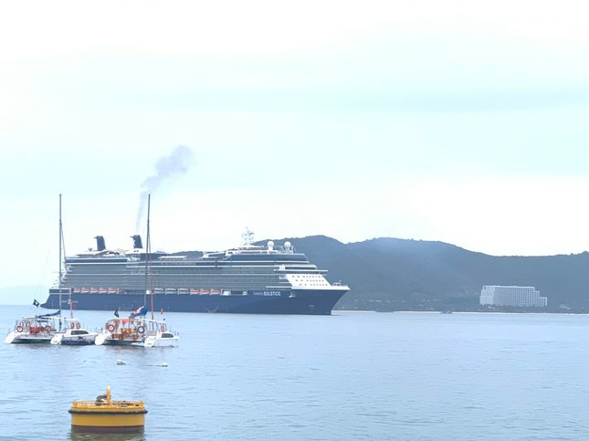 'Sieu tau' du lich bien dua gan 3.000 khach quoc te den Nha Trang