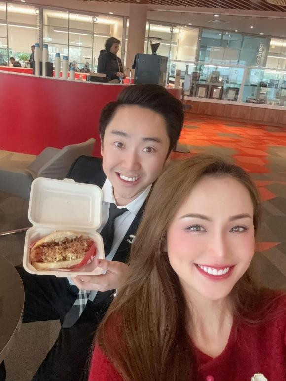 Hoa hau Diem Huong khoe anh bop chan cho chong-Hinh-2