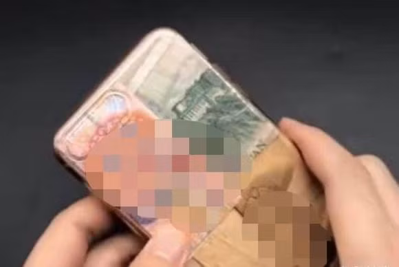 Tai sao nen de mot khoan tien dang sau vo dien thoai?-Hinh-2