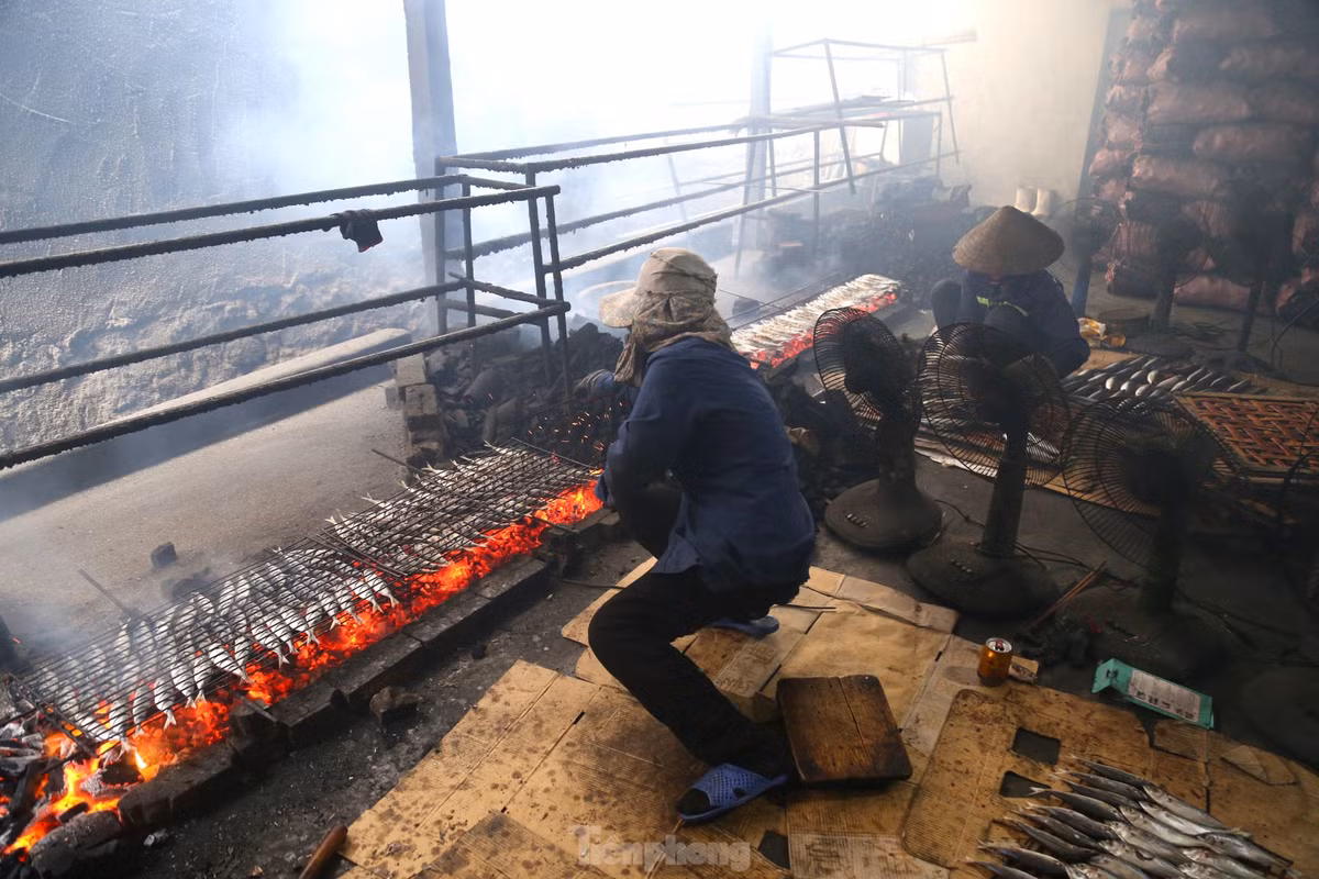  Nghề nướng cá biển ở xã Diễn Vạn, huyện Diễn Châu, Nghệ An đã tồn tại nhiều đời qua, nuôi sống hàng trăm gia đình làm nghề nướng cá thuê và chủ lò nướng. Hiện, toàn xã có hàng chục lò nướng cá, mỗi ngày nướng hàng tấn cá các loại.