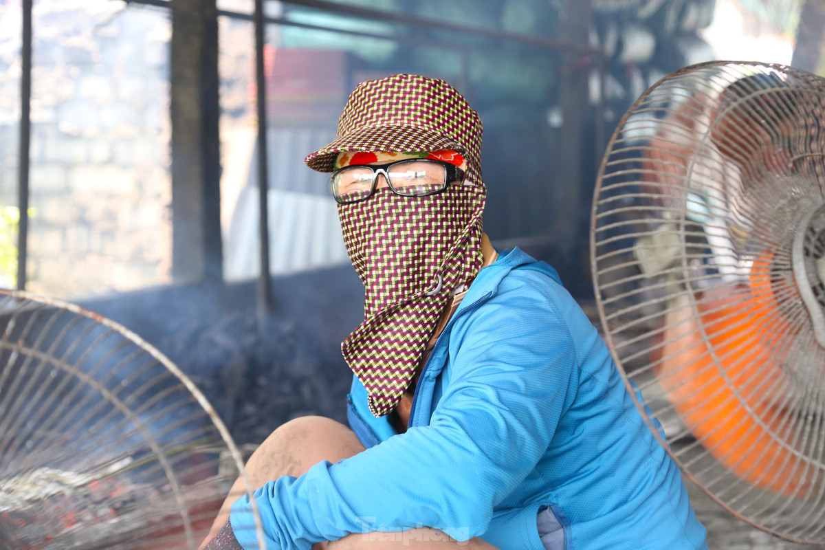 Bà Hoa cho biết đã làm nghề được gần 20 năm, thấm hơn ai hết những vất vả, khó nhọc của công việc. Bất kể mùa đông hay ngày hè nóng bức, bao giờ cũng mướt mồ hôi do tiếp xúc quá gần với bếp than đỏ rực.