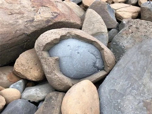 2. Bên trong viên đá có thêm 1 viên đá nhỏ, trông giống như đang bóc 1 viên socola có nhân vậy.