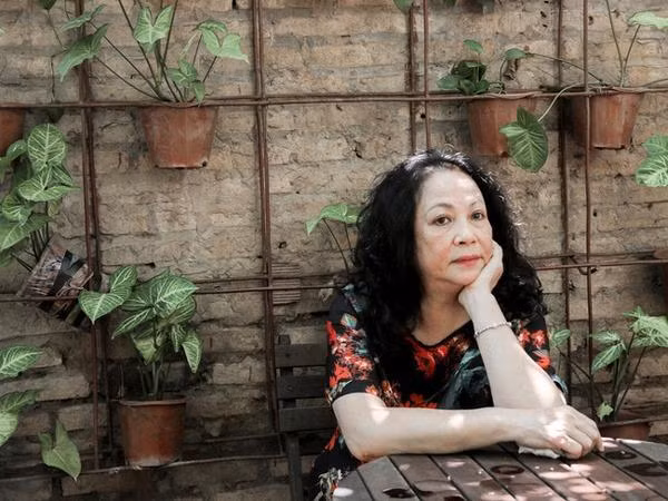 Ngoài 60 tuổi đi qua 2 cuộc hôn nhân, cuộc hôn nhân đầu thì bà đã khóa chặt trong ngăn kéo không muốn lôi ra. Cuộc hôn nhân thứ 2 với họa sĩ Thành Chương thì khá ồn ào vì 2 người đều nổi tiếng. Tuy nhiên, trước những điều đã qua, Thanh Quý cũng chọn cách buông bỏ để sống bình yên với thực tại. Thay vì phải trăn trở chuyện nọ chuyện kia, nghệ sĩ Thanh Quý sống giản đơn với cuộc sống bên con gái và cháu ngoại. Bà chọn cuộc sống năng động với đủ việc từ chăm sóc gia đình đến tham gia những bộ phim tâm huyết. Vậy nên, dù đã về hưu, bà vẫn rực rỡ trên màn ảnh với những vai diễn cá tính và nổi bật. Ngoài thời gian cho gia đình, cho công việc, nữ nghệ sĩ cũng dành khoảng lặng cho riêng mình. Đó là ngồi một góc cafe yên tĩnh, hưởng thụ khoảnh khắc tự tại nhìn ngắm mọi thứ trôi qua.