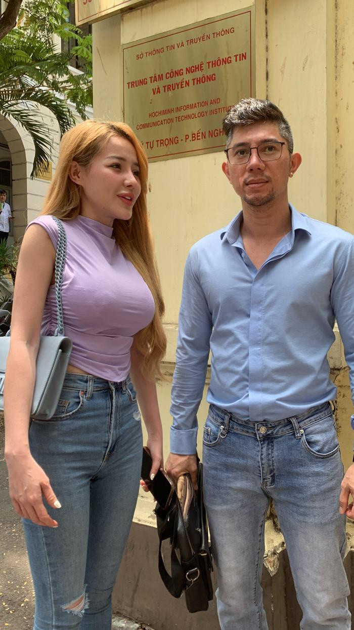 Ngan 98 buc xuc khi bi danh sap kenh livestream vi Nam Em, Que Van