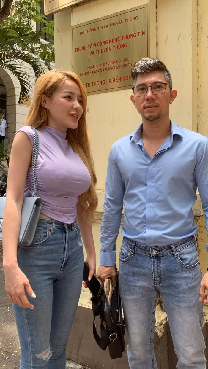 Ngan 98 buc xuc khi bi danh sap kenh livestream vi Nam Em, Que Van