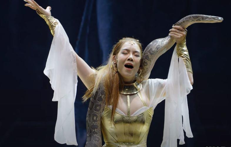 Ba chi dai da choi qua dep tai 'Chi dep dap gio re song'-Hinh-2