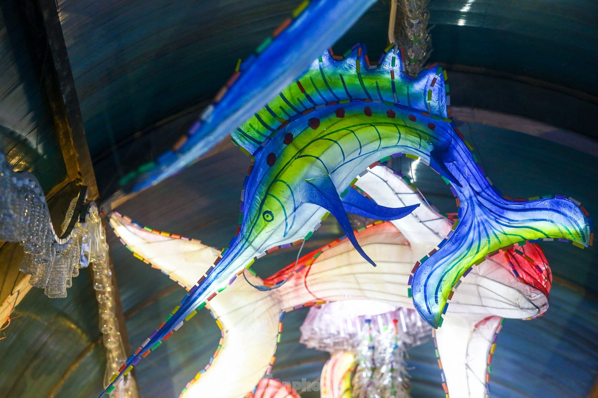 Tác phẩm Thuỷ cung của hoạ sĩ Vũ Xuân Đông gợi cảm giác đang bước giữa đường hầm thuỷ cung đầy hấp dẫn, với đủ loại mô hình các loài cá đại dương đang bơi lội phía trên vòm cầu.