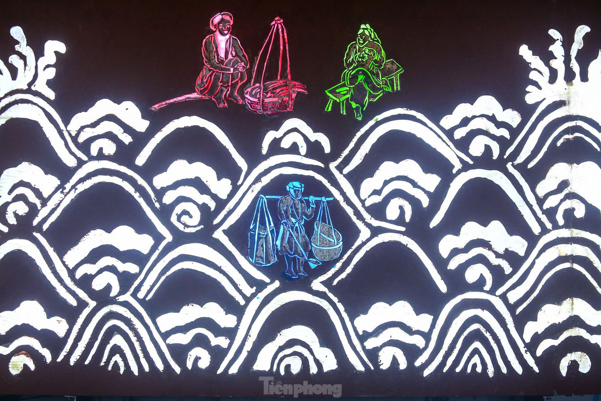 Xen giữa những lớp sóng là hình ảnh tái hiện những người lao động trong nghiên cứu Kỹ thuật của người An Nam của Henri Oger.