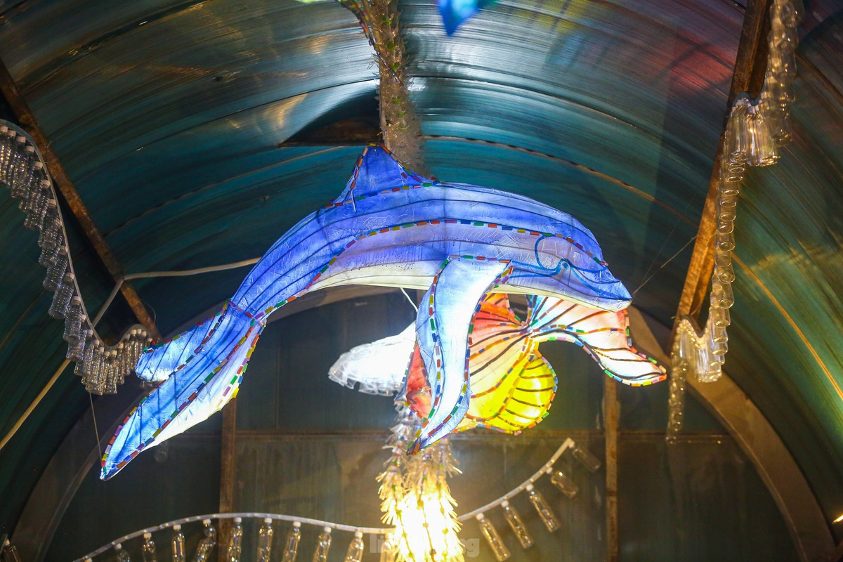 Chịu trách nhiệm sản xuất các mô hình sinh vật biển từ nhựa tái chế, họa sĩ Vũ Xuân Đông cho biết, các tác phẩm này là sự kết hợp giữa vật liệu tái chế và hiện đại. Theo đó, các vật liệu mới như: khung sắt, màng bọc, vật liệu màu vẽ, đèn led…Vật liệu tái chế là chai nhựa, ống hút… Với tổng số lượng 40 sinh vật gồm: cá heo, sứa, cá ngựa, rong, rêu..., họa sĩ Vũ Xuân Đông mất 3 tháng để hoàn thiện.