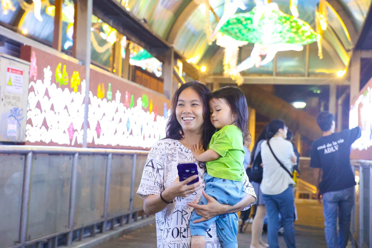 Dự án chưa chính thức khánh thành nhưng đã thu hút rất nhiều sự chú ý, quan tâm của du khách. Những người dân quanh khu vực này bất ngờ bởi khu vực cầu đi bộ này được trang hoàng rực rỡ. "Cây cầu được trang trí với các tác phẩm nghệ thuật khiến tôi thích thú với việc đi bộ hơn. Tôi mong rằng, thời gian tới các cây cầu đi bộ khác cũng sẽ được trang trí đẹp để thu hút người đi bộ", anh Trần Mạnh Hùng (Phúc Tân, Hoàn Kiếm, Hà Nội) chia sẻ.