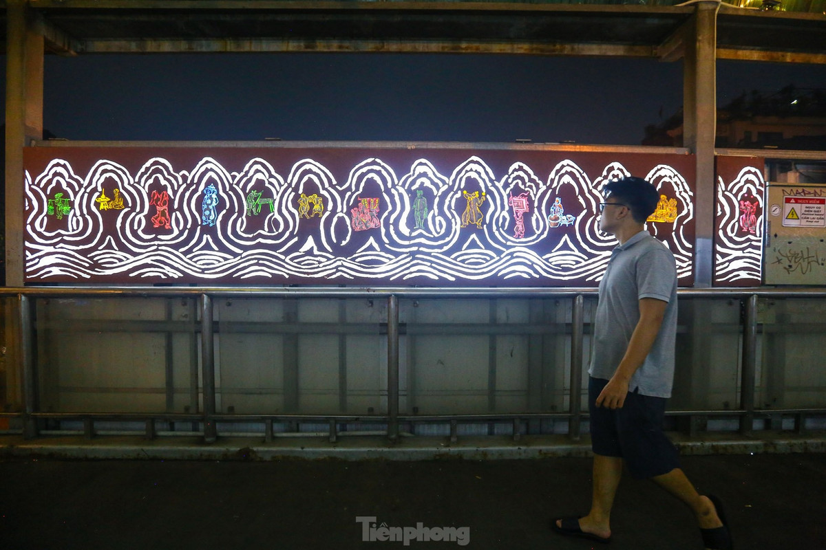 Dọc hành lang thành cầu, tác phẩm sắp đặt ánh sáng với chủ đề Sóng của hoạ sĩ Lê Đăng Ninh cũng gợi lại ký ức của những lớp sóng sông Hồng chuyên chở phù sa suốt chiều dài lịch sử dân tộc.