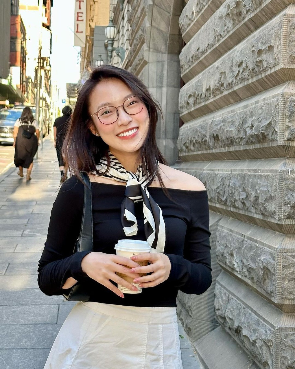 Trong cuộc trò chuyện với phóng viên Dân trí hồi tháng 10/2023, Khánh Vy nói cô đã đỗ học bổng Chính phủ Anh sau 3 lần trượt học bổng du học thạc sĩ. Trước câu hỏi vì sao Khánh Vy đang rất thành công tại Việt Nam lại chọn đi du học, cô gái Nghệ An cho hay tinh thần của mình là học tập suốt đời, muốn trau dồi thật nhiều kiến thức. Thời gian vừa qua, Khánh Vy đang sắp xếp công việc để lựa chọn thời gian phù hợp đi du học (Ảnh: Facebook nhân vật).