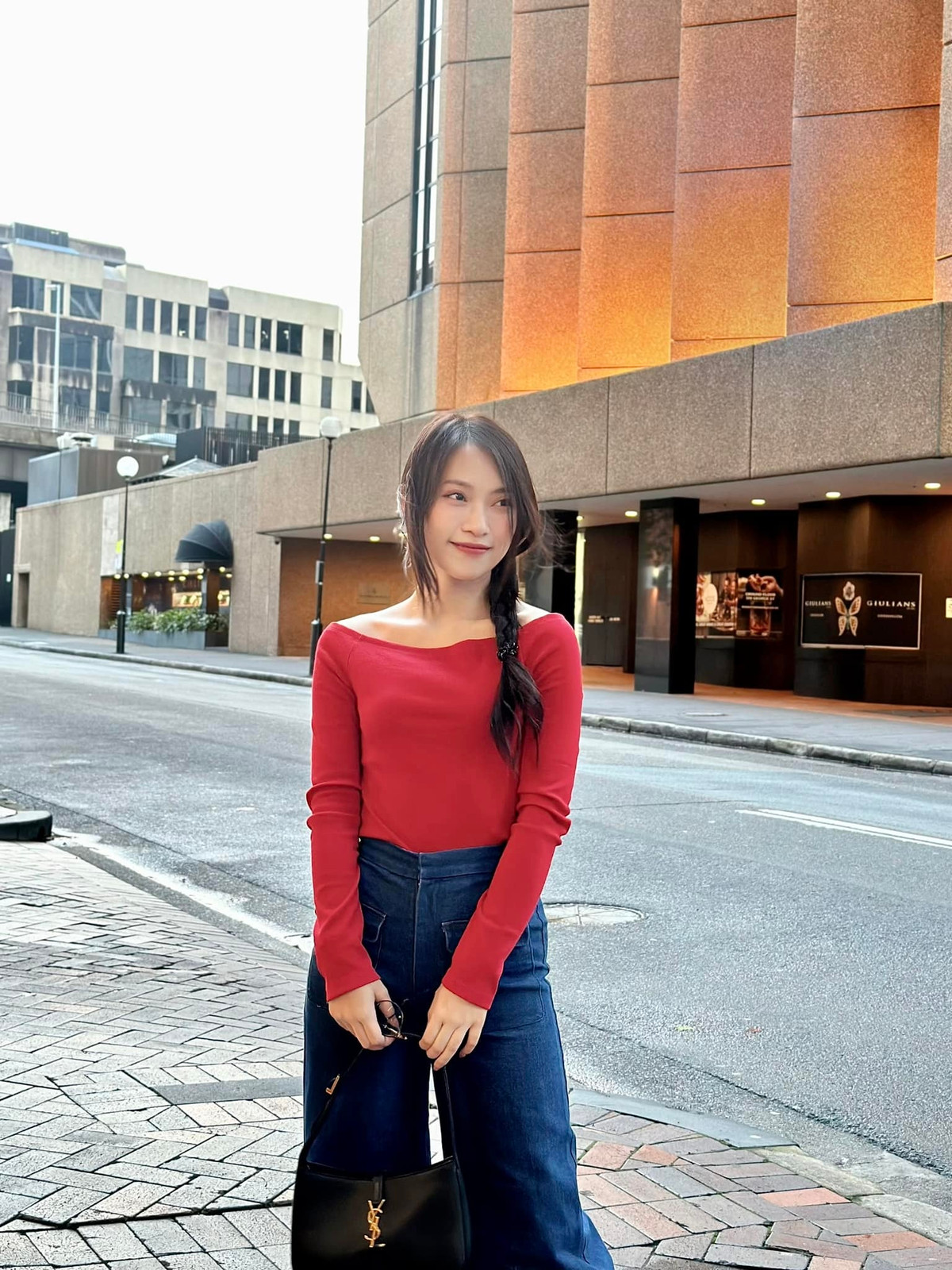 Tháng 10/2023, sau nhiều năm chăm chỉ làm việc, Khánh Vy tự thưởng cho mình chiếc xe Mercedes trị giá khoảng 2,5 tỷ đồng. Trước đó, trong một video tổng kết 50 điều làm được trong 10 năm, cô từng hé lộ chiếc ô tô đầu tiên được mua vào năm 19 tuổi. Chiếc xe đầu tiên là xe cũ và Khánh Vy phải trả góp nhưng nỗ lực của cô vẫn khiến dân mạng trầm trồ.