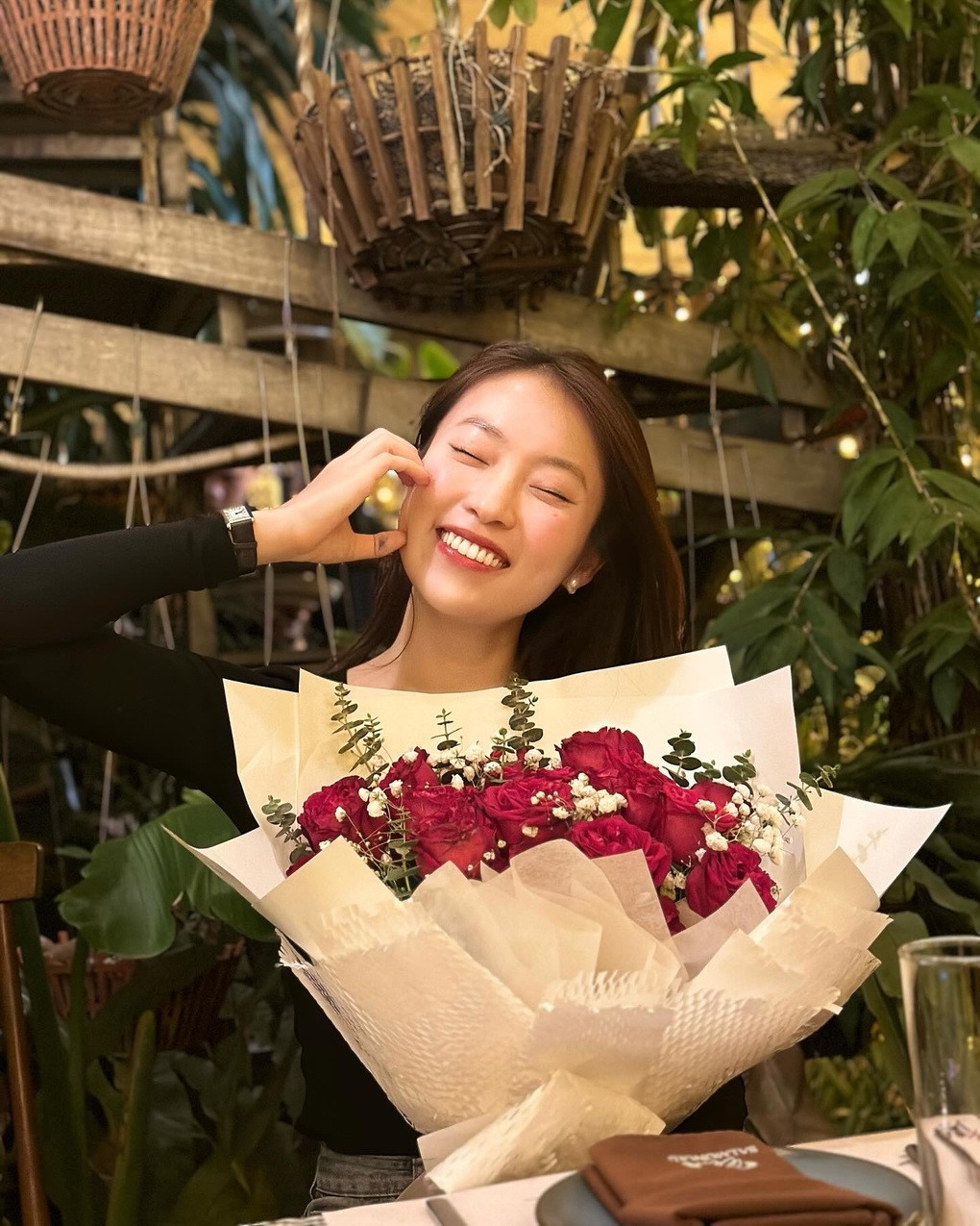 Khi được hỏi về chuyện kết hôn, Khánh Vy cho biết cô thường suy nghĩ "có thể không kết hôn nhưng phải có tình yêu". MC nói: "Mọi người nghĩ tôi nghiện công việc, nhưng nếu lựa chọn thì tôi vẫn chọn tình yêu. Tôi nghĩ khi có sự nâng đỡ về tinh thần, tình cảm, dù đó là tình cảm đôi lứa hay bạn bè, thì mình sẽ có động lực để làm nhiều thứ hơn. Bản thân tôi cũng thường có vấn đề trong chuyện tình yêu và tôi luôn cố gắng hoàn thiện cách yêu, học nhiều khóa học online về tình yêu".