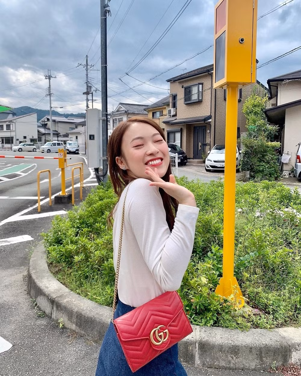 So với nhiều bạn bè đồng trang lứa, Khánh Vy có cuộc sống sung túc. Cô sở hữu kho hàng hiệu gồm nhiều túi xách, giày dép, quần áo cao cấp.