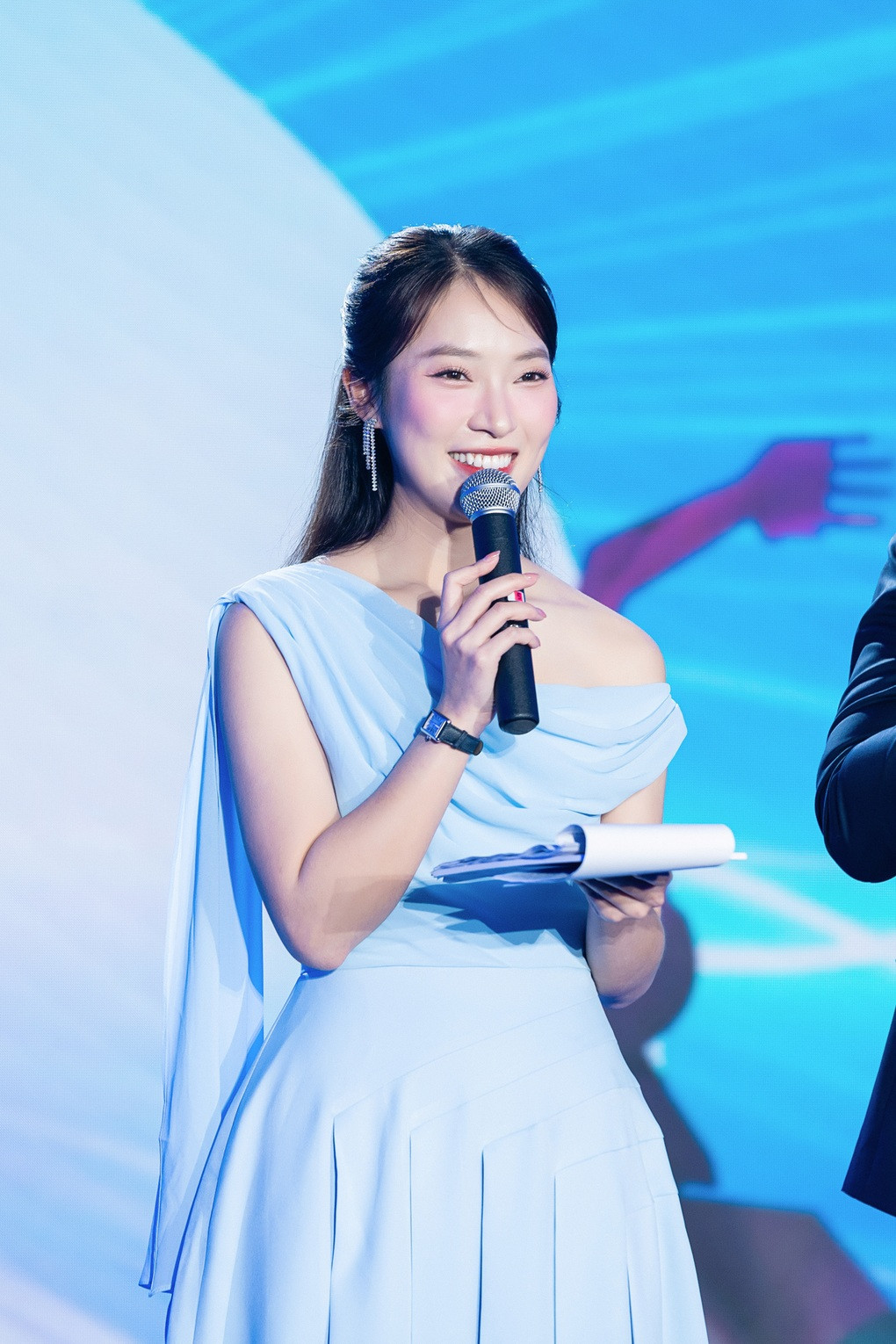 Trong một cuộc trò chuyện với MC Thùy Minh, Khánh Vy từng đưa ra quan điểm cô không thích nói về vấn đề phụ nữ phải làm thế nào để cân bằng giữa gia đình và sự nghiệp. Cô cho rằng phụ nữ vừa có thể phát triển sự nghiệp vừa có thể chăm lo con cái và cuộc sống vẫn luôn có nhiều lựa chọn, cơ hội khác nhau.