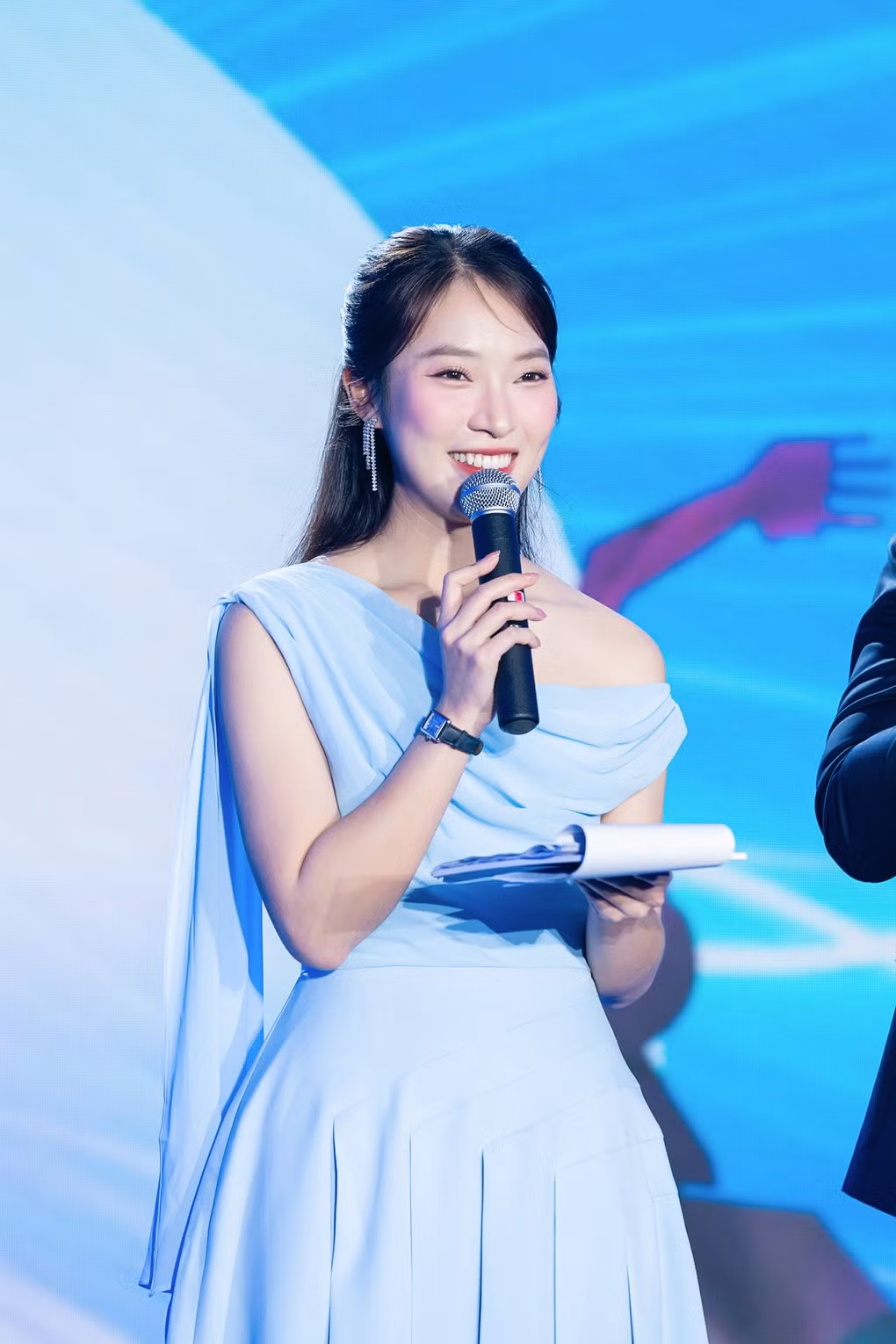 Trong một cuộc trò chuyện với MC Thùy Minh, Khánh Vy từng đưa ra quan điểm cô không thích nói về vấn đề phụ nữ phải làm thế nào để cân bằng giữa gia đình và sự nghiệp. Cô cho rằng phụ nữ vừa có thể phát triển sự nghiệp vừa có thể chăm lo con cái và cuộc sống vẫn luôn có nhiều lựa chọn, cơ hội khác nhau.