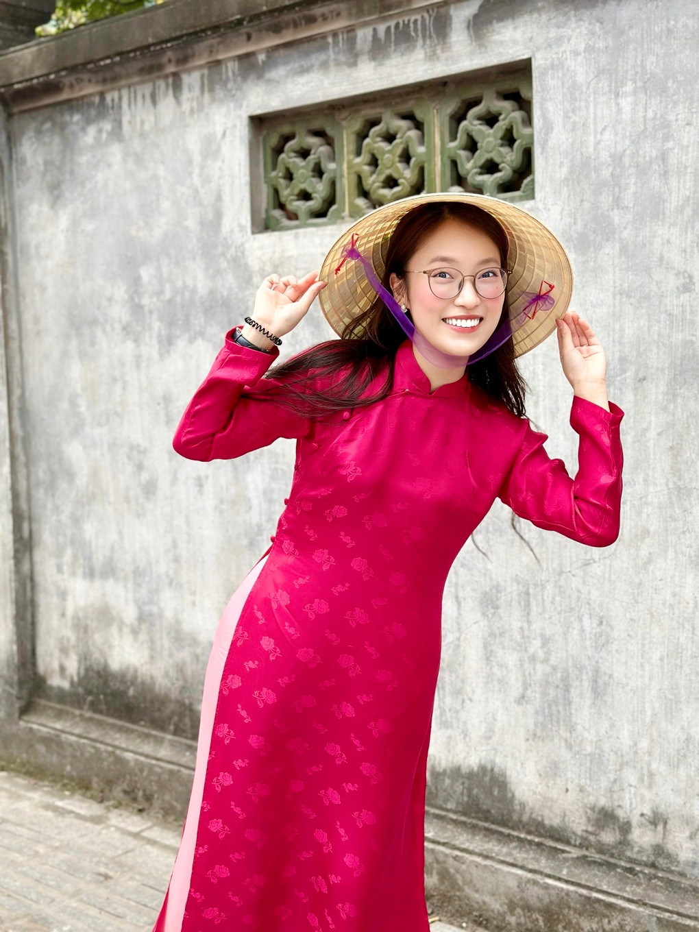  Khánh Vy sinh năm 1999, là MC, nhà sáng tạo nội dung gen Z có tầm ảnh hưởng trên mạng xã hội. Ở tuổi 25, người đẹp gốc Nghệ An có sự nghiệp phát triển, khối tài sản đáng ngưỡng mộ.