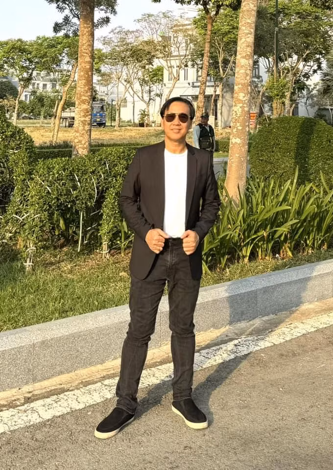 Đáng chú ý, lần này, MC Quyền Linh không còn mang dép tổ ong huyền thoại. Anh diện đôi giày cùng tông màu với trang phục. Bên dưới bài viết, doanh nhân Dạ Thảo - vợ MC Quyền Linh cũng tấm tắc khen: "Duyệt nhé ba Linh".