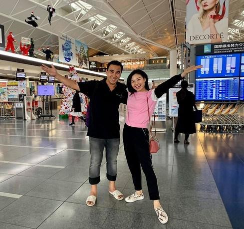 Được biết, đôi dép tổ ong nhiều màu sắc là vật gắn liền với hình ảnh của Quyền Linh. Không chỉ đi dép tổ ong lúc ở nhà hay khi đi từ thiện, Quyền Linh còn diện nó ở khắp mọi nơi, thậm chí trong cả những chuyến du lịch nước ngoài. Anh có hẳn 1 bộ sưu tập loại dép này với màu sắc sực sỡ, phong phú. Anh từng chia sẻ: "Linh đã từng đi rất nhiều quốc gia trên thế giới nhưng thích ăn mặc đơn giản và nhất là mang dép tổ ong vừa êm chân, nhẹ nhàng, thoải mái... Đây còn là đặc trưng của người Việt Nam mà Linh cảm thấy hãnh diện".