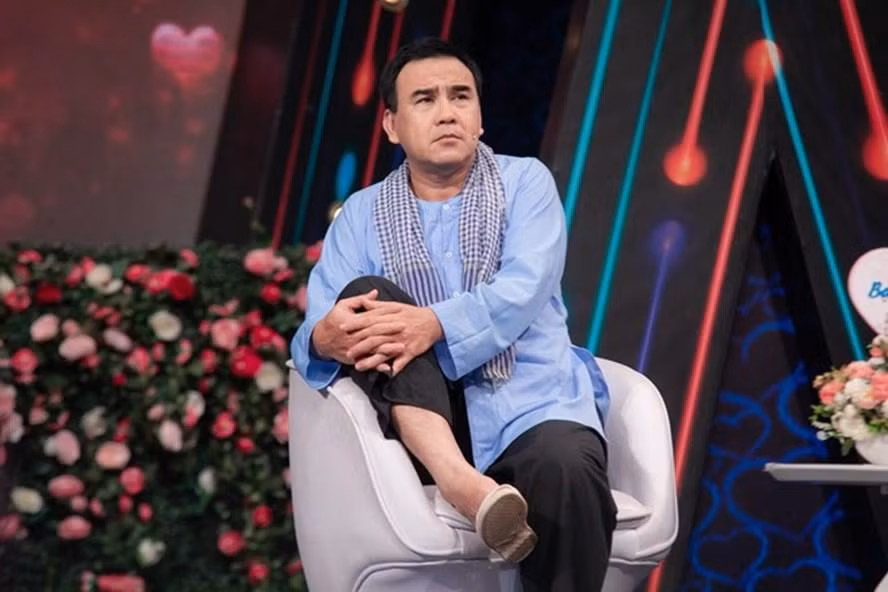 Phong cách "ruột" thường thấy của MC Quyền Linh là áo phông hoặc áo sơ mi có cổ bẻ, kèm quần jeans và dép tổ ong. Khi ở nhà, đi du lịch, đi làm hay đi sự kiện, anh cũng áp dụng kiểu mặc này. Đây được coi là cách giúp Quyền Linh gần gũi hơn với khán giả cả nước. Anh hiếm khi mặc đồ quá sang trọng như vest để đi dẫn chương trình, nhất là các show diễn vì xã hội, cộng đồng. 